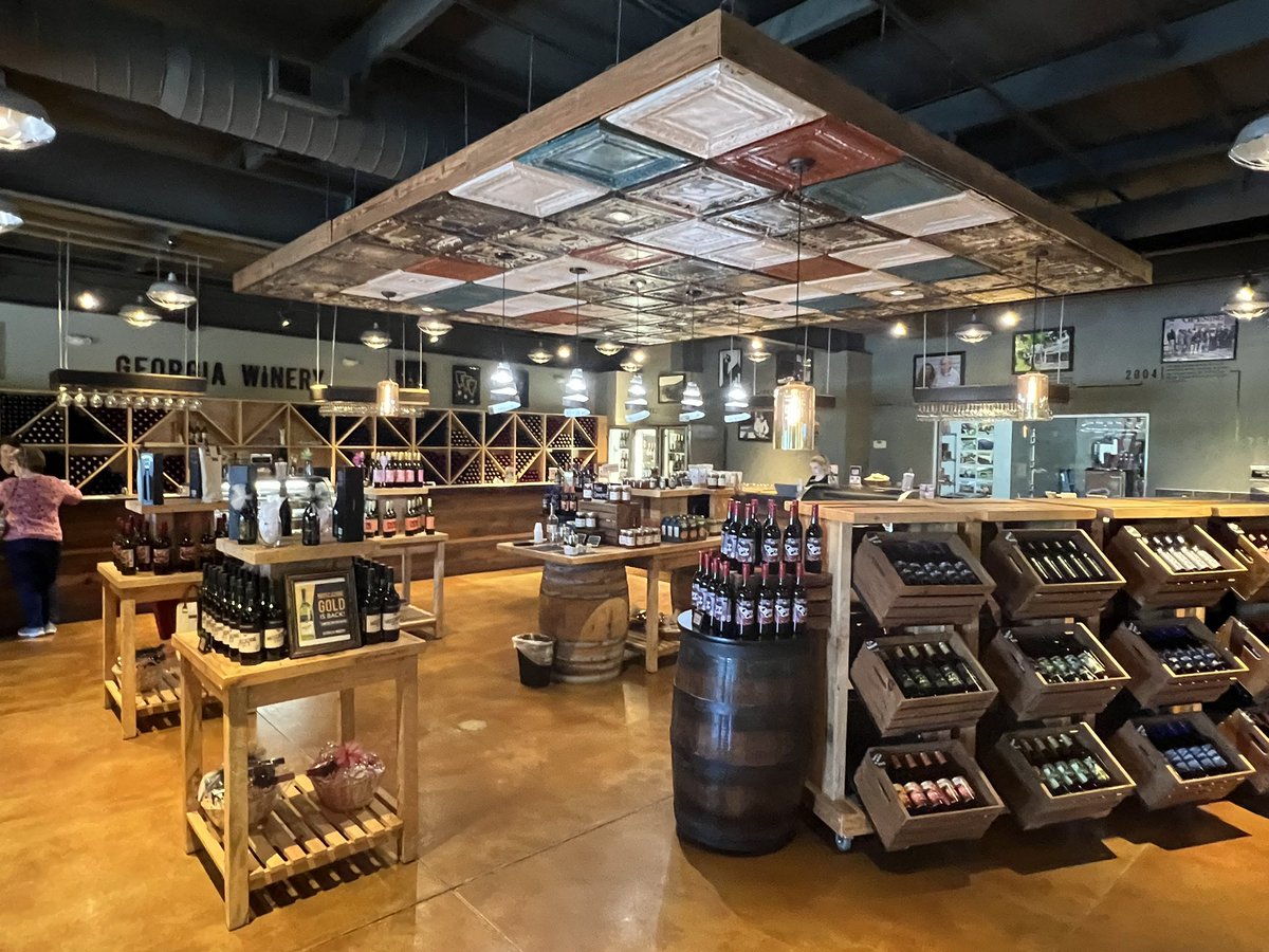 erikwatts13's tweet photo. Lisa and I are doing are annual trip to BAY CITY MI to visit her family but first we have to stop at one of her favorite wineries to get a few cases of wine for the road. https://t.co/6ZJIJZASZu