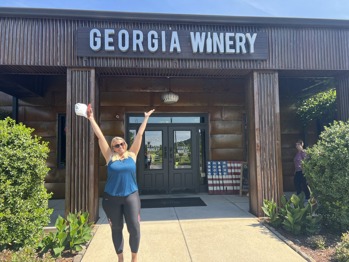 erikwatts13's tweet photo. Lisa and I are doing are annual trip to BAY CITY MI to visit her family but first we have to stop at one of her favorite wineries to get a few cases of wine for the road. https://t.co/6ZJIJZASZu
