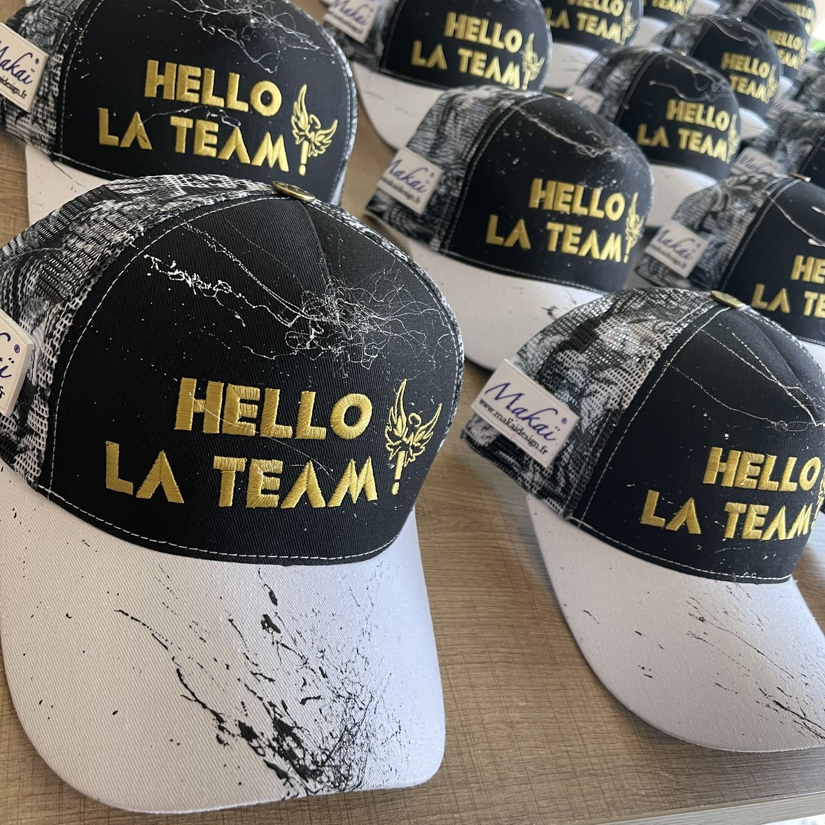 Makaï (@makaidesign) on Twitter photo HELLO LA TEAM X MAKAÏ
Pour cette 3e année de collaboration avec mon ami Little Angel, on vous dévoile une édition spéciale
Et bien sûr, pour représenter cette collab’ : la plus sulfureuse des ambassadrices MAKAÏ 😍
<a href="/LittleAngel84X/">Littleangel84</a>
#Makai #LittleAngel84 #Collab2025 #HelloLaTeam HELLO LA TEAM X MAKAÏ
Pour cette 3e année de collaboration avec mon ami Little Angel, on vous dévoile une édition spéciale
Et bien sûr, pour représenter cette collab’ : la plus sulfureuse des ambassadrices MAKAÏ 😍
<a href="/LittleAngel84X/">Littleangel84</a>
#Makai #LittleAngel84 #Collab2025 #HelloLaTeam