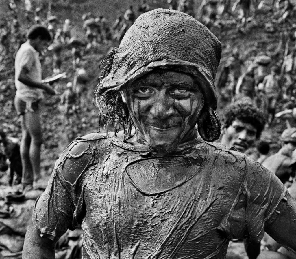 Essa fotografia de Sebastião Salgado me deixou impressionado em uma exposição que vi há algum tempo. Um fotógrafo documental como poucos no mundo. A sua morte deixa um grande vazio