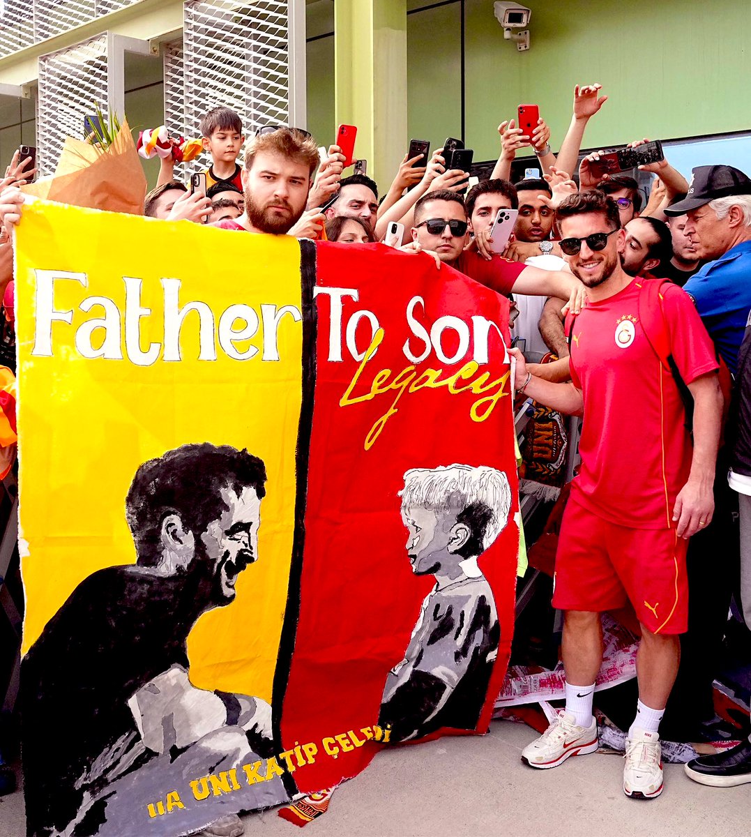 😍 Dries Mertens, kendisi ve Ciro için yapılan pankartla.