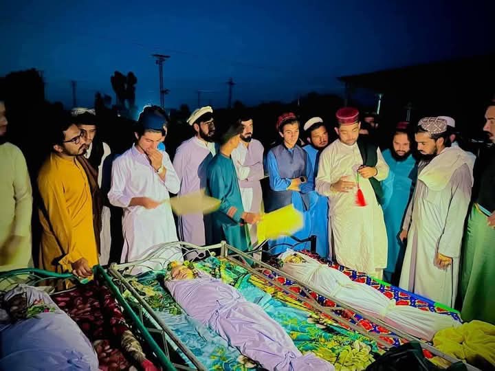 ptm_momand's tweet photo. یہ دھرنا صرف احتجاج نہیں، ایک پکار ہے—انصاف کی، انسانیت کی۔ عالمی ضمیر کب جاگے گا؟ کب یہ ڈرون دہشت گردی رُکے گی؟
#PashtunsRejectDroneTerror https://t.co/fWwUy5LzoB