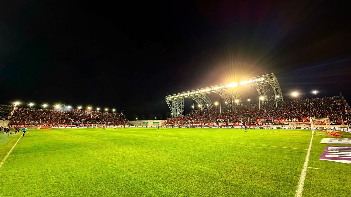 Newells's tweet photo. Estos colores, esta pasión 🚩🏴 https://t.co/8WQqdI6Bhi