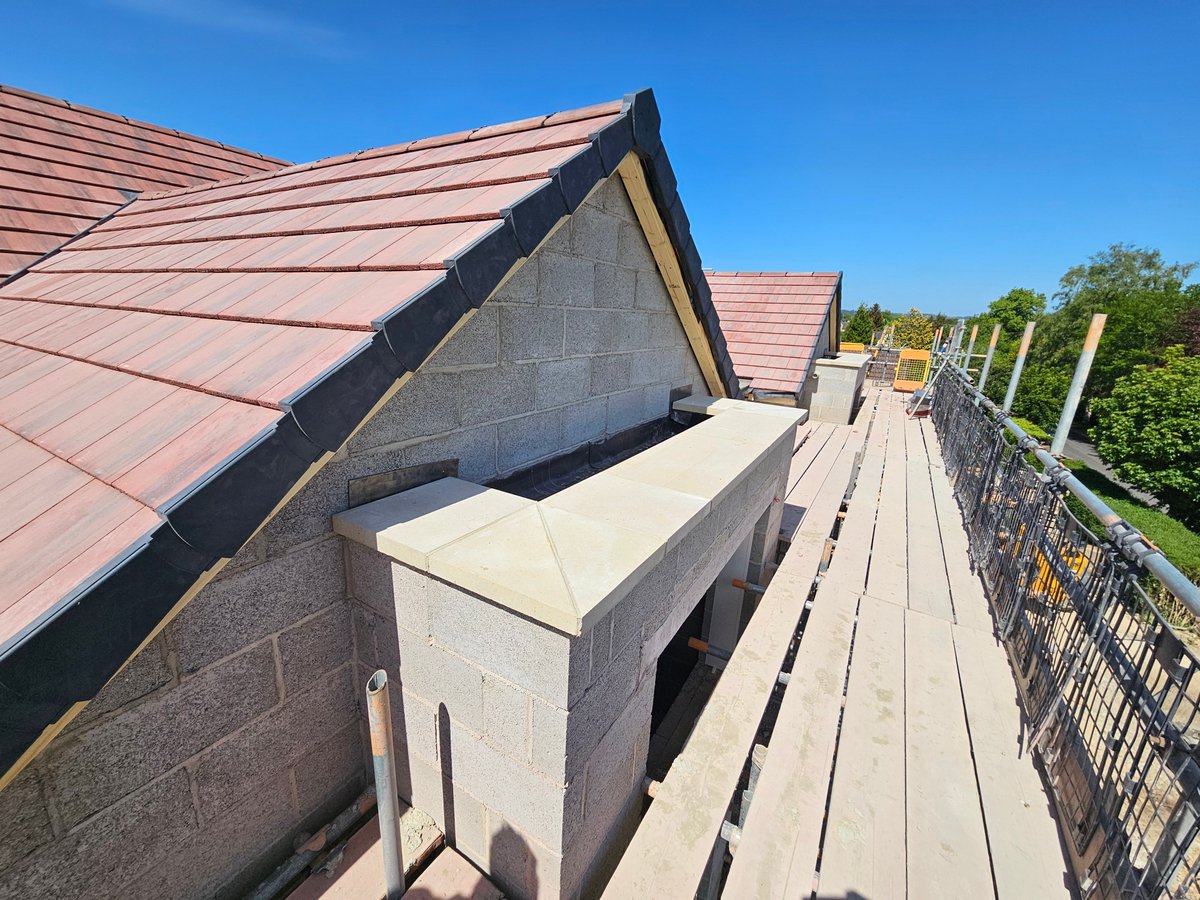 RoneDesign's tweet image. Chevin Avenue, Menston 🏡
Flying progress on this detached beauty!

✔️ Walls complete
✔️ Roof on w/ integrated PV panels
✔️ First fix electrics underway

This one’s shaping up fast – more to come! 👀
#RoneDesign #MenstonBuild #SiteProgress #PVpanels #HomeInTheMaking
