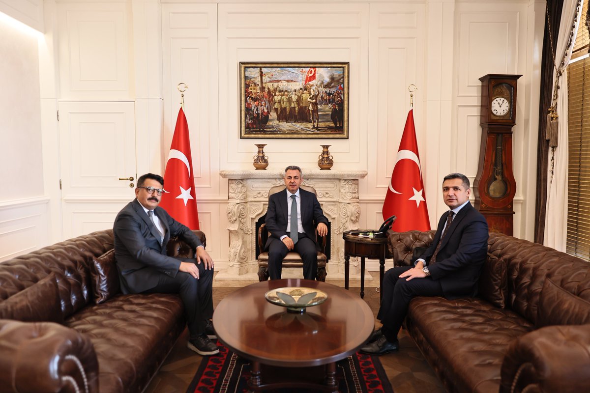 T.C. İzmir Valiliği (@izmirvaliligi) on Twitter photo Valimiz <a href="/drsuleymanelban/">Dr. Süleyman Elban</a>, Özelleştirme İdare Başkanı Bekir Emre Haykır ve Sermaye Piyasası Kurulu Başkan Vekili Enver Usca’yı makamında kabul etti. Valimiz <a href="/drsuleymanelban/">Dr. Süleyman Elban</a>, Özelleştirme İdare Başkanı Bekir Emre Haykır ve Sermaye Piyasası Kurulu Başkan Vekili Enver Usca’yı makamında kabul etti.