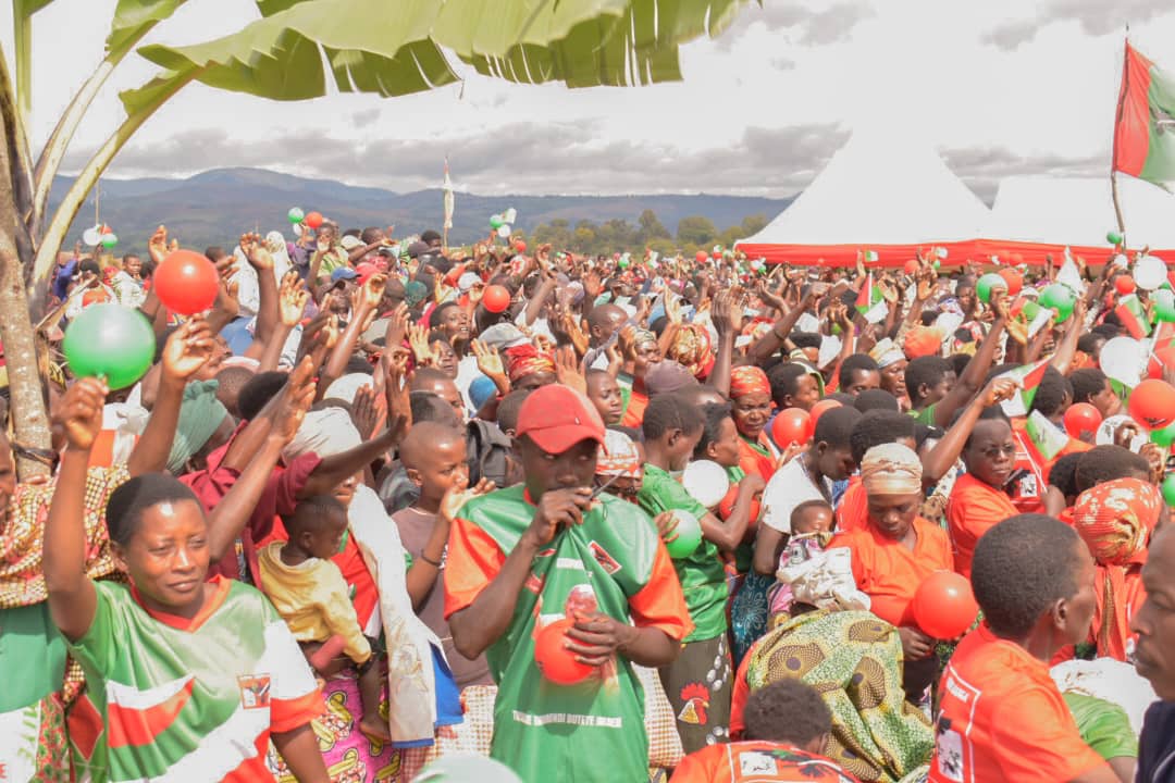 LeRenouveauBdi's tweet photo. Le Secrétaire général du @CnddFdd exhorte les Bagumyabanga de la zone #Mungwa à s'atteler au travail, à la protection de l'environnement, l'hygiène et à la sauvegarde de la paix et la sécurité du pays, pour cheminer vers le développement durable. https://t.co/FuF5yVfzal