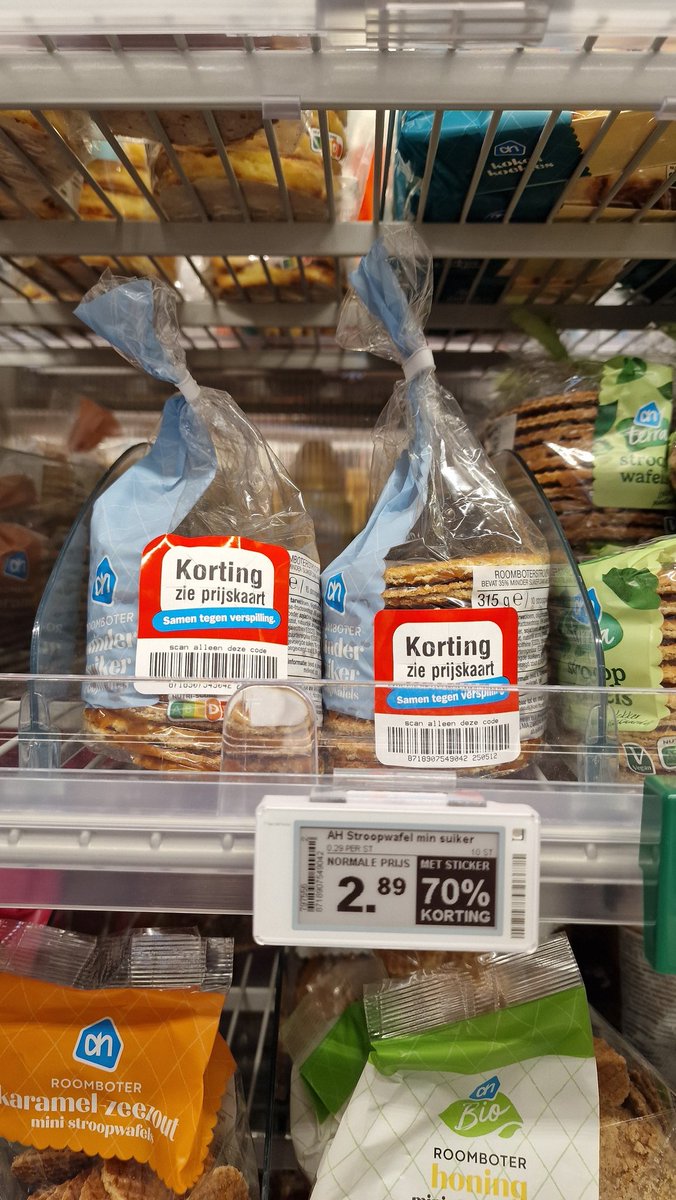 Son kullanma tarihi yaklaşan ürünler aynı rafta, çöp muamelesi görmeden satılıyor. Örneğin bu ürün 0.87 euro