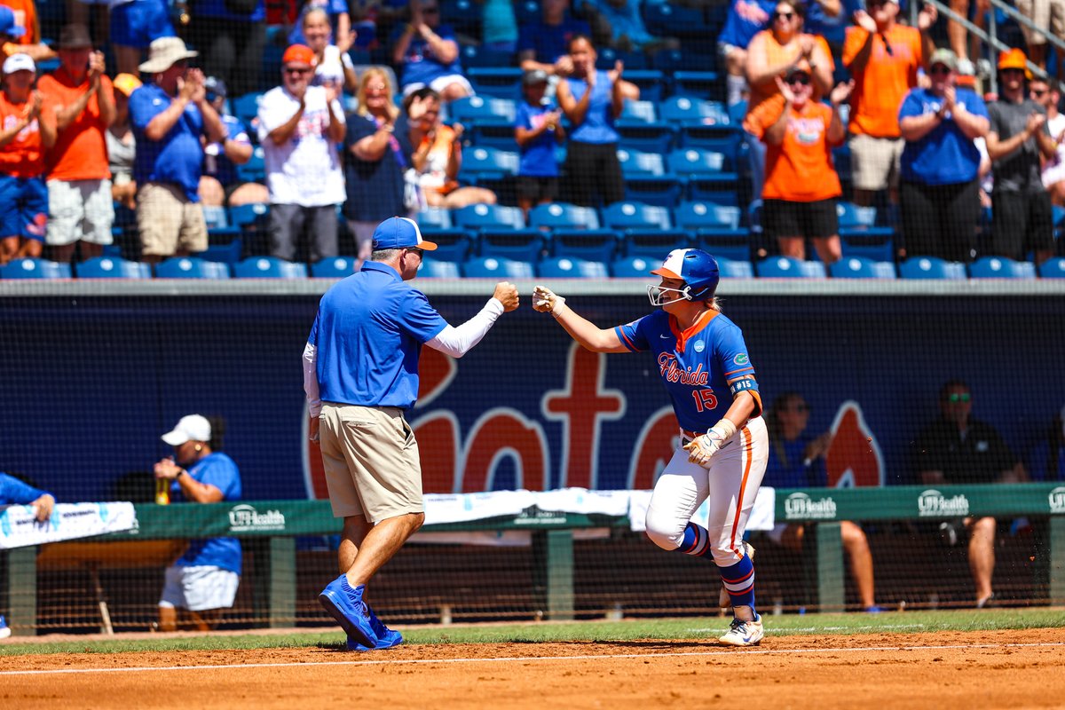 B1 | OFF THE CRACK OF THE BAT 💥 x <a href="/ReaganWalsh17/">Reagan Walsh</a> 

Walsh wastes no time with a three-run shot to left puts us up early!

Gators 3 | Bulldogs 0

#GoGators