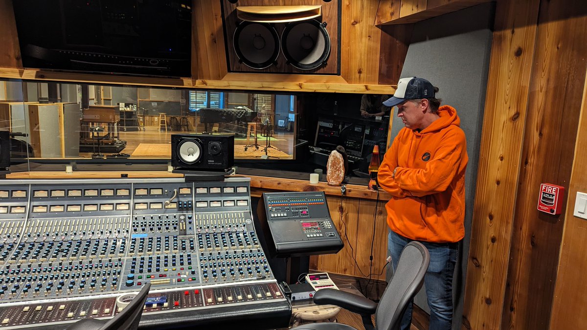 Happy Birthday to our good friend, Joe Bonamassa. The most passionate, kind, guitar-obsessed guy we know. Thank you Joe for always paying us a visit when you're in town! 

#joebonamassa #thechurchstudio #guitar #analog