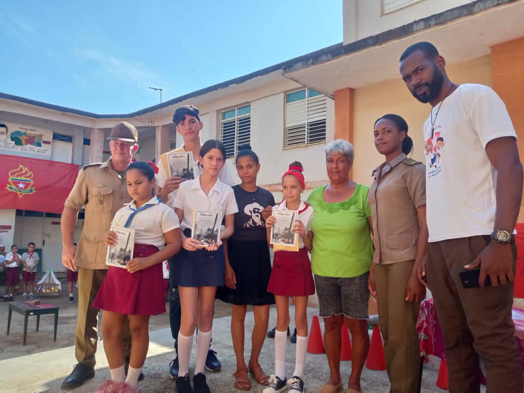 HanselQuin22182's tweet photo. Premiación de los pioneros ganadores del concurso “Amiguitos de la FAR” 
#alquízar
#ujcalquízar
#JuntosxCuba
#ArtemisaJuntosSomosMás 
#SiempreJoven 
#opjmalquízar https://t.co/LkmqZ5hPtk