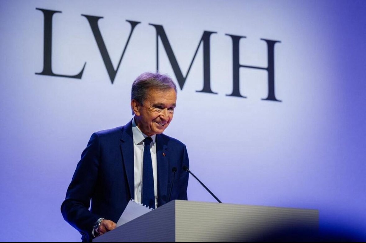 MedicoInv's tweet image. Todo el mundo huye del lujo este año. El precio marca el relato.
LVMH cae un 25% en el año y muchos ya hablan del fin del ciclo… a ver, el mercado se suele equivocar cuando solo tienes en cuenta el presente.
Datos: Bernard Arnault acaba de renovar su mandato hasta los 85. Es…
