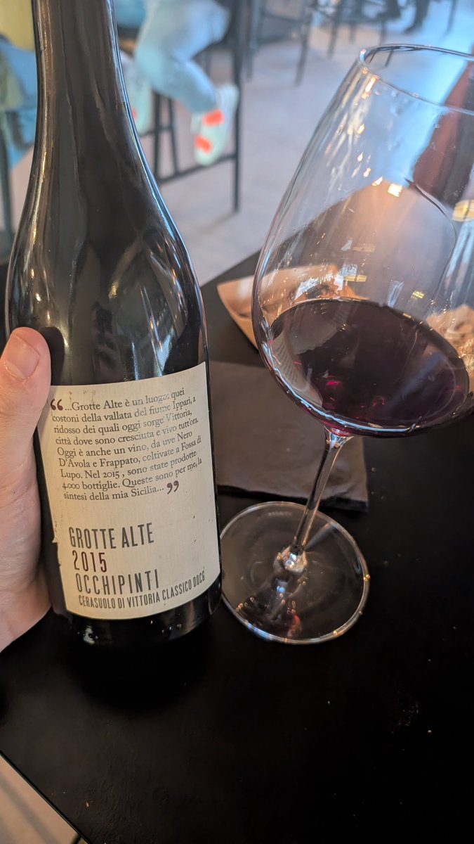 Cerasuolo di Vittoria, ottenuto in parti uguali da uve Frappato e Nero d’Avola.  Il nome "Grotte Alte" si riferisce ai costoni di roccia calcarea su cui sorge Vittoria, in Sicilia. 
Maturo al punto giusto.
Un vino eccezionale per intensità e delicatezza. Chapeau Arianna 🌷