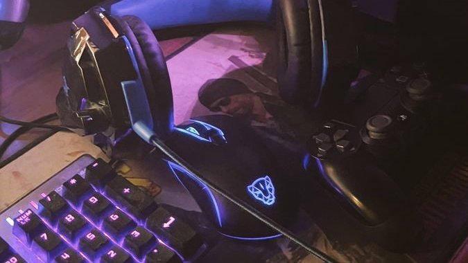 ⠀

ฉันไม่เคยเชื่อเรื่องการตกหลุมรักทั้ง ๆ ที่ไม่เคยเห็นหน้า ซึ่งมันหมายถึงแม้แต่รูปถ่ายสักรูปก็ไม่เคยเห็น จนกระทั่งได้หลงใหลสิ่งหนึ่ง

เสียงของเขา

วันนั้นก็แค่เลื่อนฟีดไปเหมือนทุกครั้ง แต่เหมือนนิ้วมันจะดันเผลอไปกดเล่นสตรีมหนึ่งเข้า

ถ้าตกหลุมรักเพราะเสียง คงพอได้แหละมั้ง?

⠀