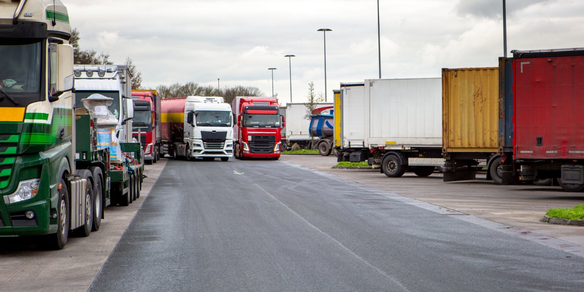 Minister Madlener heeft op 22 mei in een brief aan de Tweede Kamer aangekondigd dat er landelijk geld vrij gemaakt wordt voor de aanleg van truckparkings. TLN is na jaren lange lobby blij met deze toezegging en ziet dit als een belangrijke eerste stap.

➡️tln.nl/actueel/tln-is…