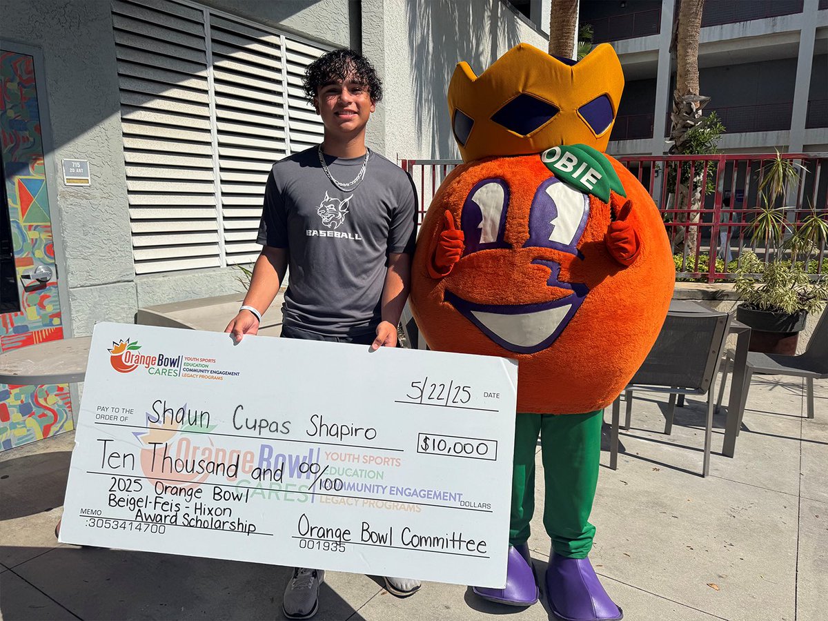 Proudly presenting Shaun Cupas Shapiro from South Broward High School as this year’s recipient of the Orange Bowl Beigel-Feis-Hixon Valor Award!

This award recognizes courage in the face of adversity and honors the heroes of the Stoneman Douglas tragedy.

#OrangeBowlCares 🧡