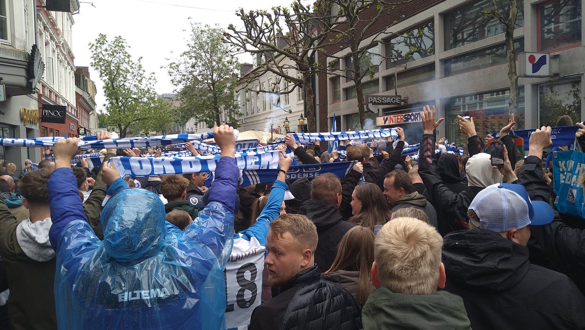 reneholm76's tweet photo. Kanon fanmarch og fedeste men kaptajn Bonde stod klar midtvejs #obdk #obefb https://t.co/GWMmhx6FdM