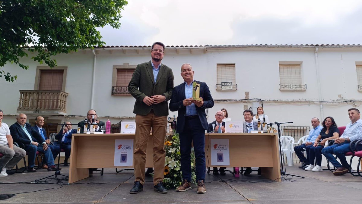Diputación de Jaén (@dipujaen) on Twitter photo 🗣️ <a href="/FranLozanoB/">Fran Lozano Blanco</a> participa en la entrega de los Premios ‘Ardilla’ 2025
ℹ️ Peñolite, en #PuenteDeGénave, acoge la concesión de galardones impulsados por DO Sierra de Segura con el fin de reconocer la excelencia del AOVE de esta comarca
Más en acortar.link/qSfPwD 🗣️ <a href="/FranLozanoB/">Fran Lozano Blanco</a> participa en la entrega de los Premios ‘Ardilla’ 2025
ℹ️ Peñolite, en #PuenteDeGénave, acoge la concesión de galardones impulsados por DO Sierra de Segura con el fin de reconocer la excelencia del AOVE de esta comarca
Más en acortar.link/qSfPwD