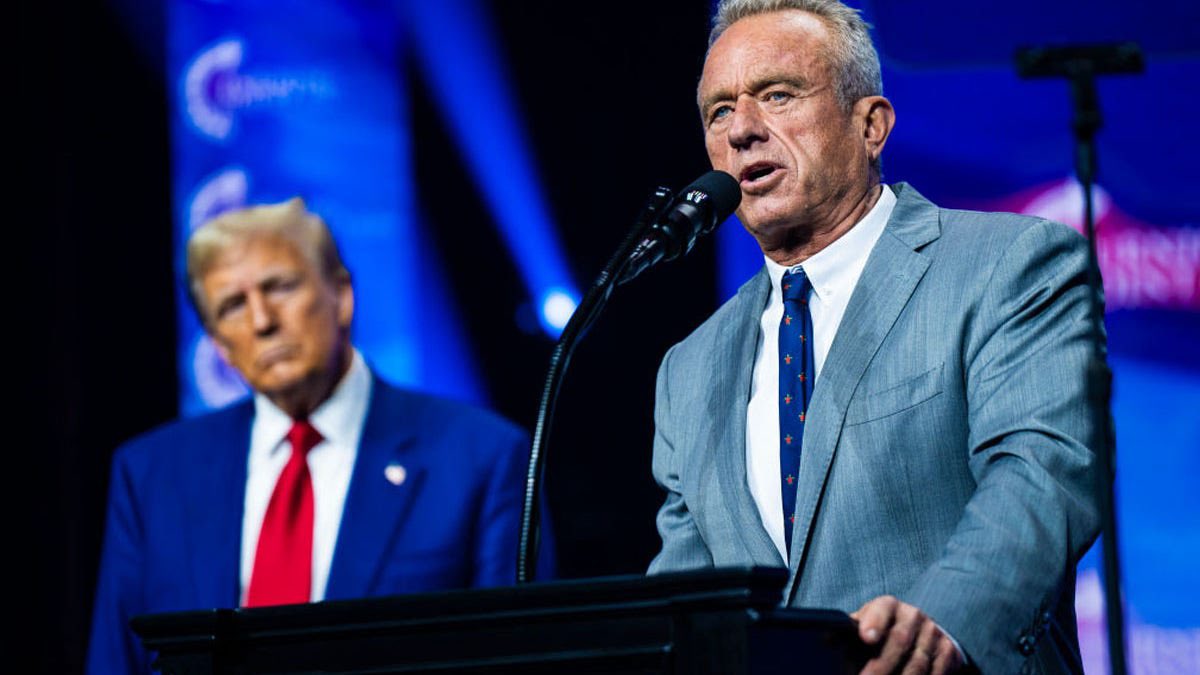 LeadingReport's tweet image. BREAKING: HHS Secretary RFK Jr. advises Americans to do their own research and be skeptical of the authorities’ medical advice.

“People in authority lie, and we’ve seen a lot of that in our country. People in the media lie, and people need to make their own judgments and be…