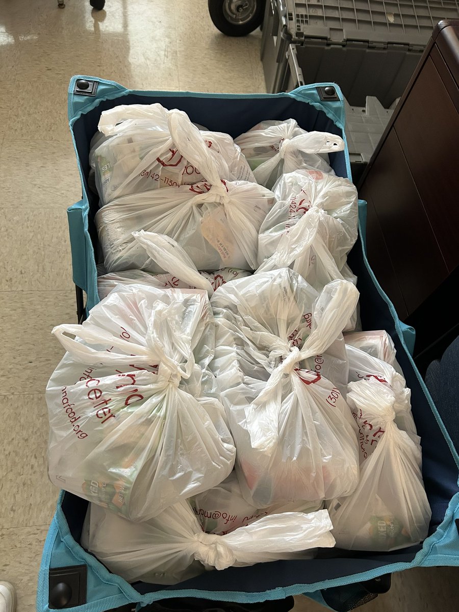 JacksonRdCSL's tweet image. Thanks to @MannaFoodCenter 145 of our families will have a weekend food bag going home today!