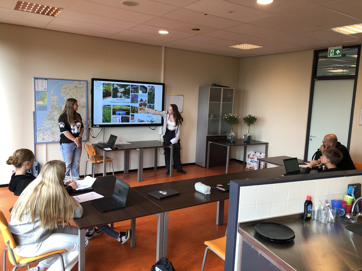 🌿 Toekomstbestendig Lekkerkerk! 🌍
Onze PGP Groen-leerlingen presenteerden klimaatplannen aan de gemeente.
🏆 Yarin &amp; Yfke wonnen met hun creatieve en haalbare idee!
#TrotsOpOnzeLeerlingen #PGPGroen #Klimaatadaptatie #GeminiCollegeLekkerkerk