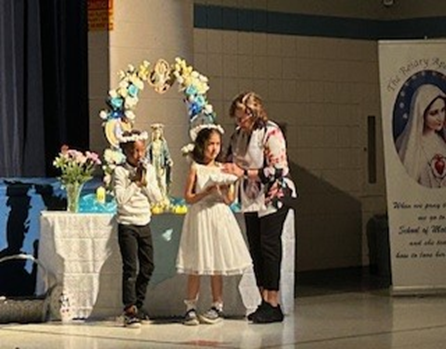 HilaryDPCDSB's tweet photo. Crowning of Mary Celebration:  Little hands gently crowned Mary, bringing her story to life through Our Lady of the Miraculous Medal play. A beautiful celebration filled with joy, faith, and devotion. @DPCDSBSchools  #CatholicKids #MayDevotion @archtoronto @stfrancisxaviermi https://t.co/eE40u0WYnn