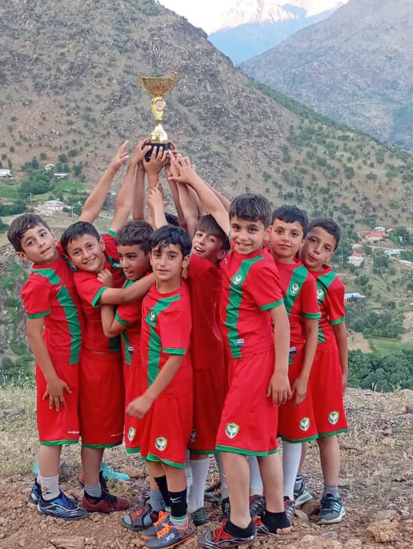 SINIRDAKİ MİNİK AMEDSPOR DURDURULAMIYOR
İki hafta önce kuruldu. AMEDSPOR sevdası ile aynı formayı giyip sahaya indiler. 5 maçta 23 gol atarak ilk kupayı aldılar. Onlar Hakkari Derecik İlçesi sınırın sıfır noktasındaki Mordağ Köyü çocukları. <a href="/amedskofficial/">Amedspor</a>