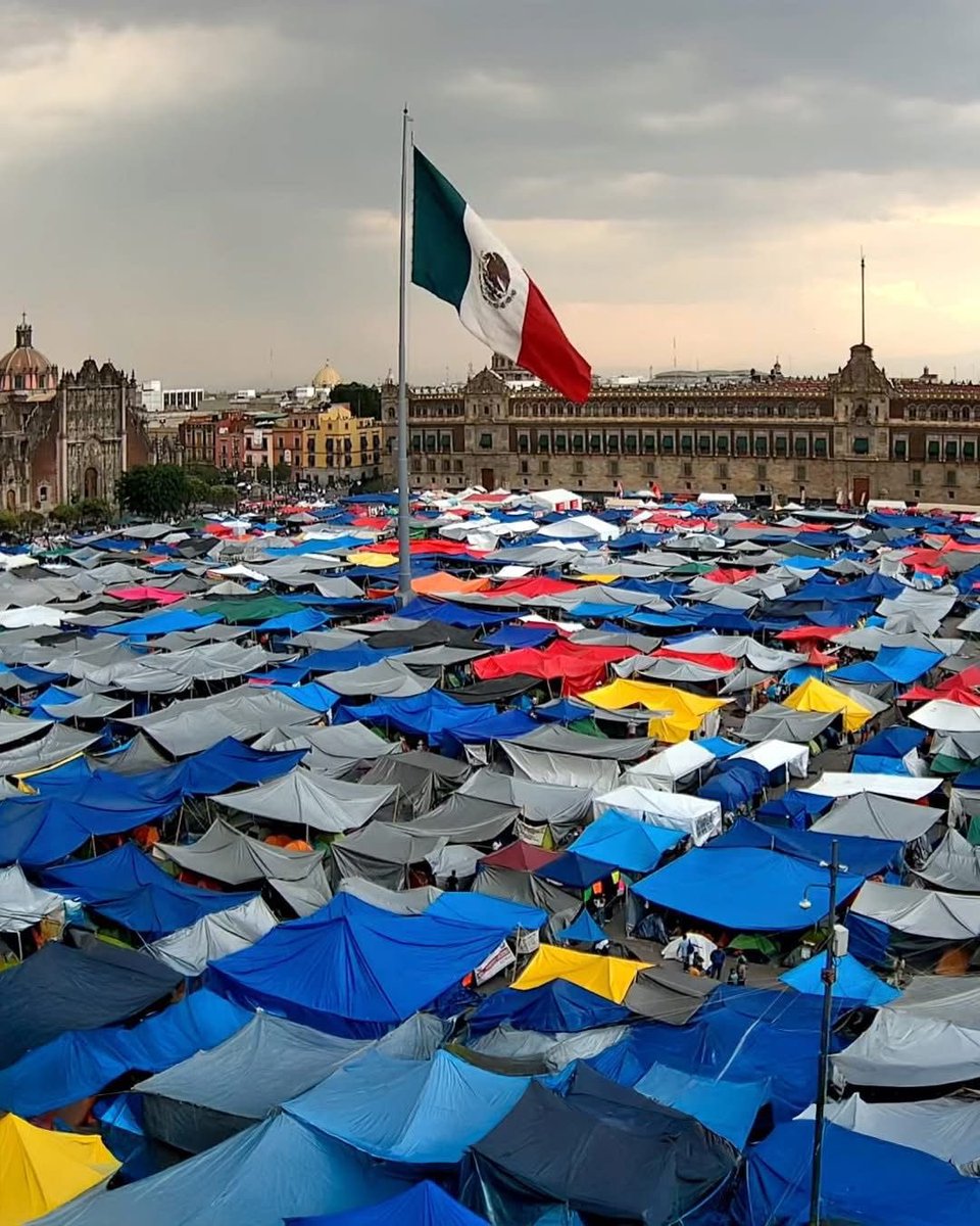 LHXanath's tweet image. Y cuando despertó, el dinosaurio todavía estaba ahí.