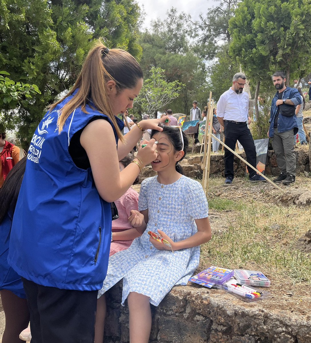 GaziantepKYGM's tweet photo. 🏡Ukkaşe Yurdu

Öğrencilerimiz, Yesemek Resim Festivali’nde çocuklarla bir araya gelerek eğlenceli etkinlikler yaptı.🎈🤗

@OA_BAK @gencliksporbak https://t.co/H3EhvY6f7k