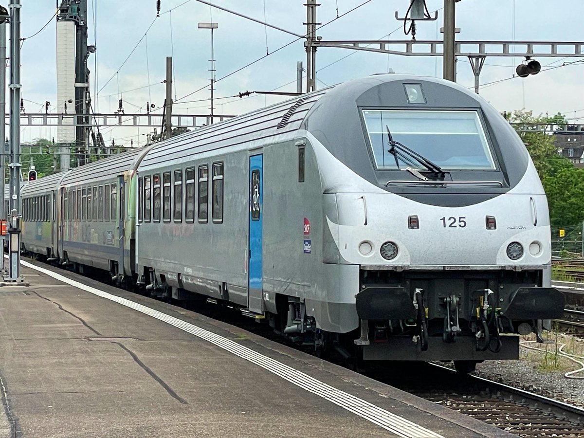 AndreasWiede's tweet photo. Seen at the “French section” of #Basel🇨🇭SBB earlier this week: an #SNCF 🇫🇷 #TER 200 kph regional service for Strasbourg, hauled by a Class 26000 #Sybic electric. The train is composed of 1970s #Corail cars. The 1st class seating in particular looks, and is, extremely comfortable. https://t.co/zRMrGXUMeg