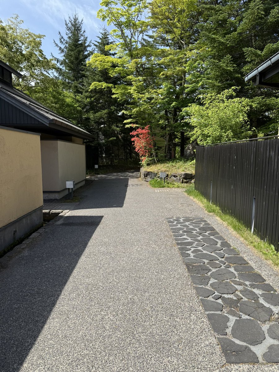JapanTripFriend's tweet photo. I recently stayed at Hoshinoya Karuizawa, and I can highly recommend it if you’re planning a trip to the area!
I also visited Karuizawa this past winter.
Karuizawa is one of Japan’s top summer resorts, known for its beautiful nature and cool climate.
It’s only about an hour from Tokyo by Shinkansen (bullet train).
The town is great for strolling, with stylish cafés, charming shops, historic churches, and traditional villas.
You can enjoy the scenery year-round, especially the vibrant autumn leaves and the snowy winter landscapes.
I'll post the other images in the replies!

#JapanTravel
#ExploreJapan
#HiddenJapan
#日本旅遊