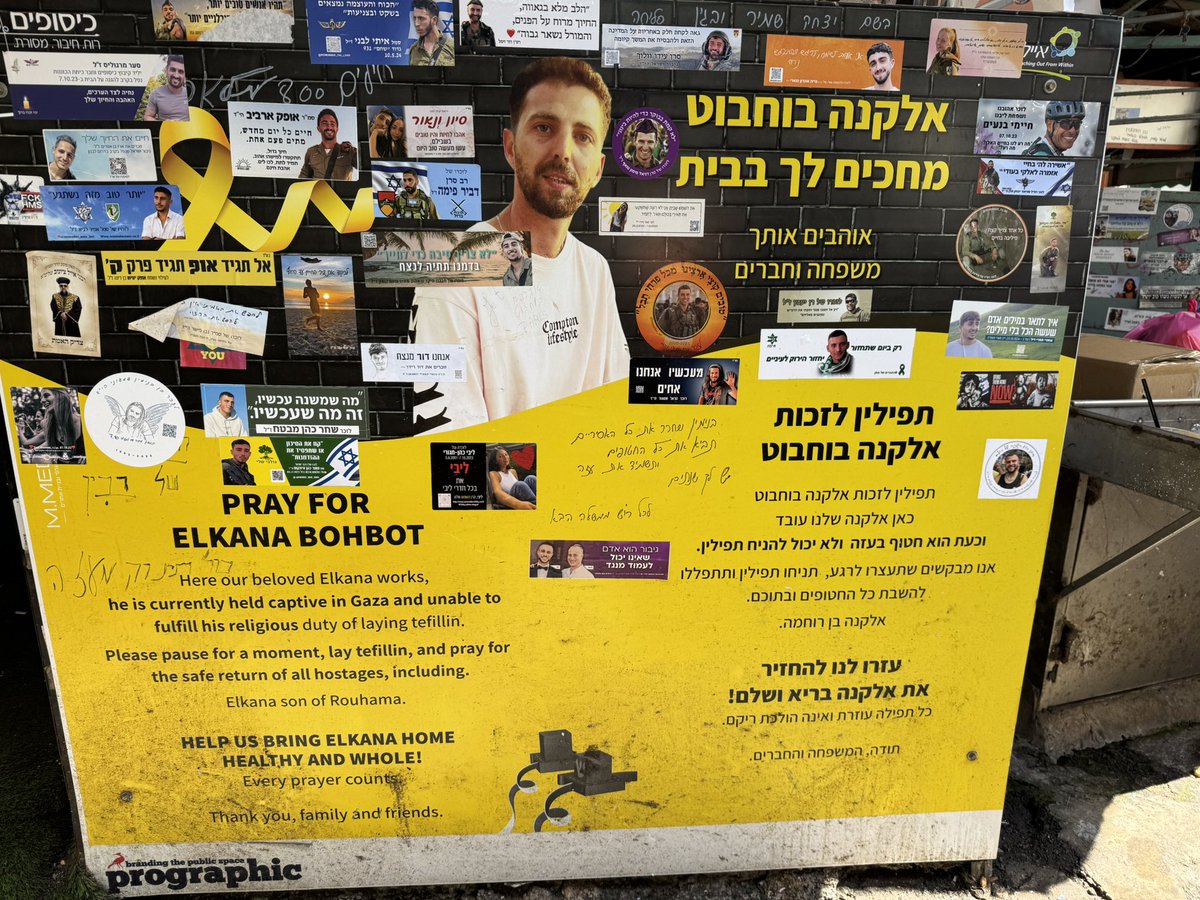 En el mercado “Shuk Hacarmel” en Tel Aviv está este póster de nuestro rehén, Elkana Bohbot, casi 600 días secuestrado en condiciones infrahumanas por los  psicópatas terroristas de Hamás, que siguen prolongando la guerra y el cautiverio de Elkana y otros 57 rehenes.