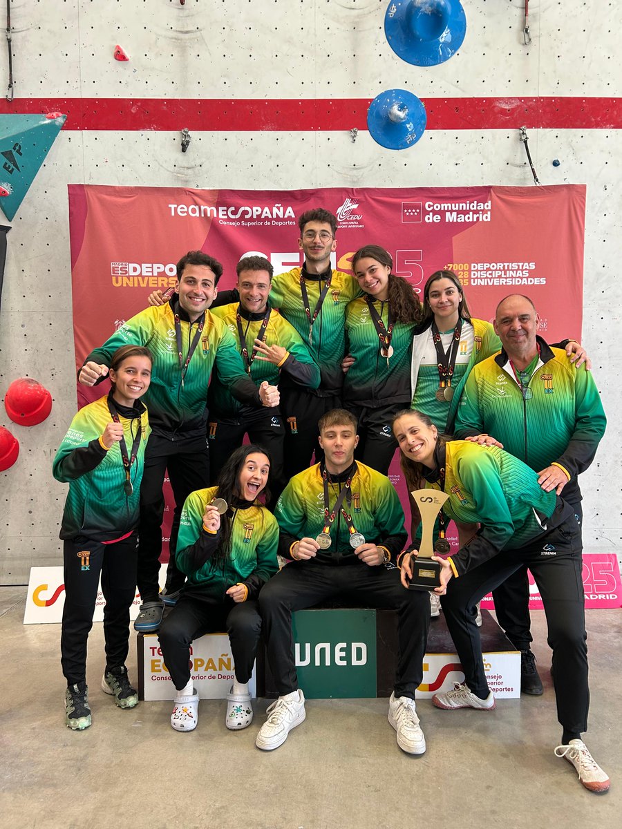 <a href="/ceusmadrid2025/">CEUS Madrid 2025</a> <a href="/UNEDMadrid/">UNED Madrid</a> <a href="/FJyD/">Fundación Jóvenes y Deporte 🅵🅹🆈🅳 💚🤍🖤</a> <a href="/jovendeportEXT/">Jóvenes y Deportes Extremadura</a> <a href="/fcd_uex/">F CC Deporte - UEx</a> <a href="/FEXME_oficial/">FEXME</a> <a href="/Ivan_H_Bermejo/">Iván Herrero Bermejo</a> <a href="/infouex/">UEx</a> <a href="/LuciaTinoco23/">Lucía Tinoco</a> <a href="/UExDivulga/">Cultura Científica UEx</a> <a href="/EPCC_Unex/">Escuela Politécnica CC</a> Y para rematar la faena
¡SUPERCAMPEONES POR EQUIPOS!
Y van nada más y nada menos que tres años consecutivos.
VAYA OCHO GRANDÍSIMOS ESCALADAORES, VAYA  ENTRENADORA GRANDE Y VAYA PEDAZO DE EQUIPO ES <a href="/infouex/">UEx</a>