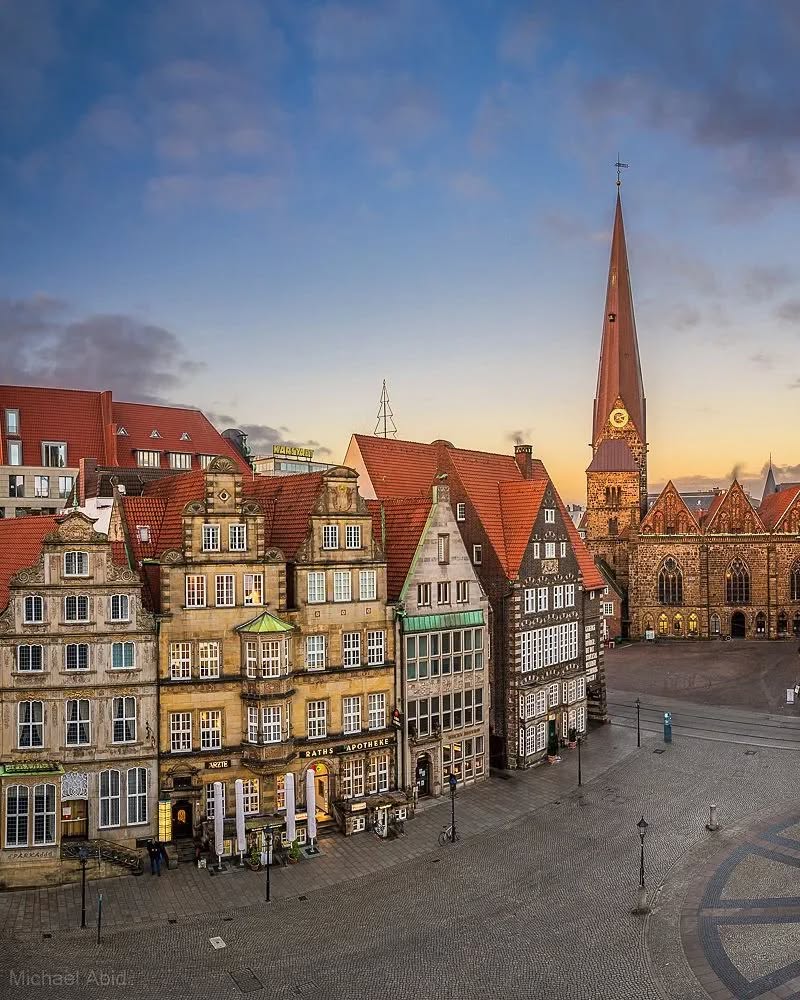 miabid's tweet photo. Market square of Bremen, Germany in the evening light 🤩 https://t.co/b23p9EasXw