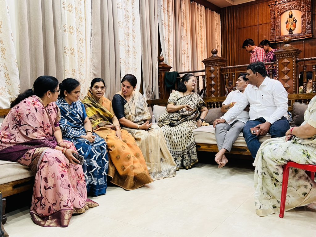 PankajHarpude's tweet photo. मुळशी तालुक्यातील सर्वच्य वतीने तुमच्यापुढे विनम्रतेने माफी मागतो. तुमच्या मुलीवर जे घडलं, ते अत्यंत दुर्दैवी आणि अमानवी होतं. तिच्या जाण्याने तुम्ही एक अपूरं दुःख घेतलं आहे एक समाज म्हणून आम्ही तिचं रक्षण करू शकलो नाही, ही आमची चूक आहे वैष्णवीला भावपूर्ण श्रद्धांजली 🙏🏻 https://t.co/n42LraFap5