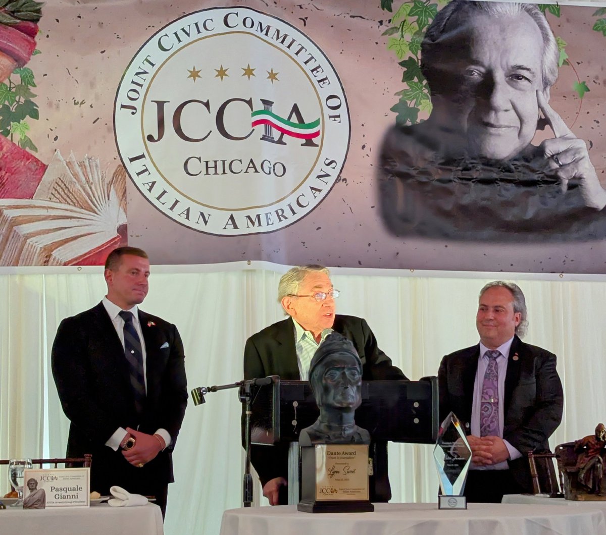 mike_cabonargi's tweet image. Great to celebrate Chicago media legends @lynnsweet and Walter Jacobson being awarded the @JCCIA_IL Dante Award as a "friend to truth."