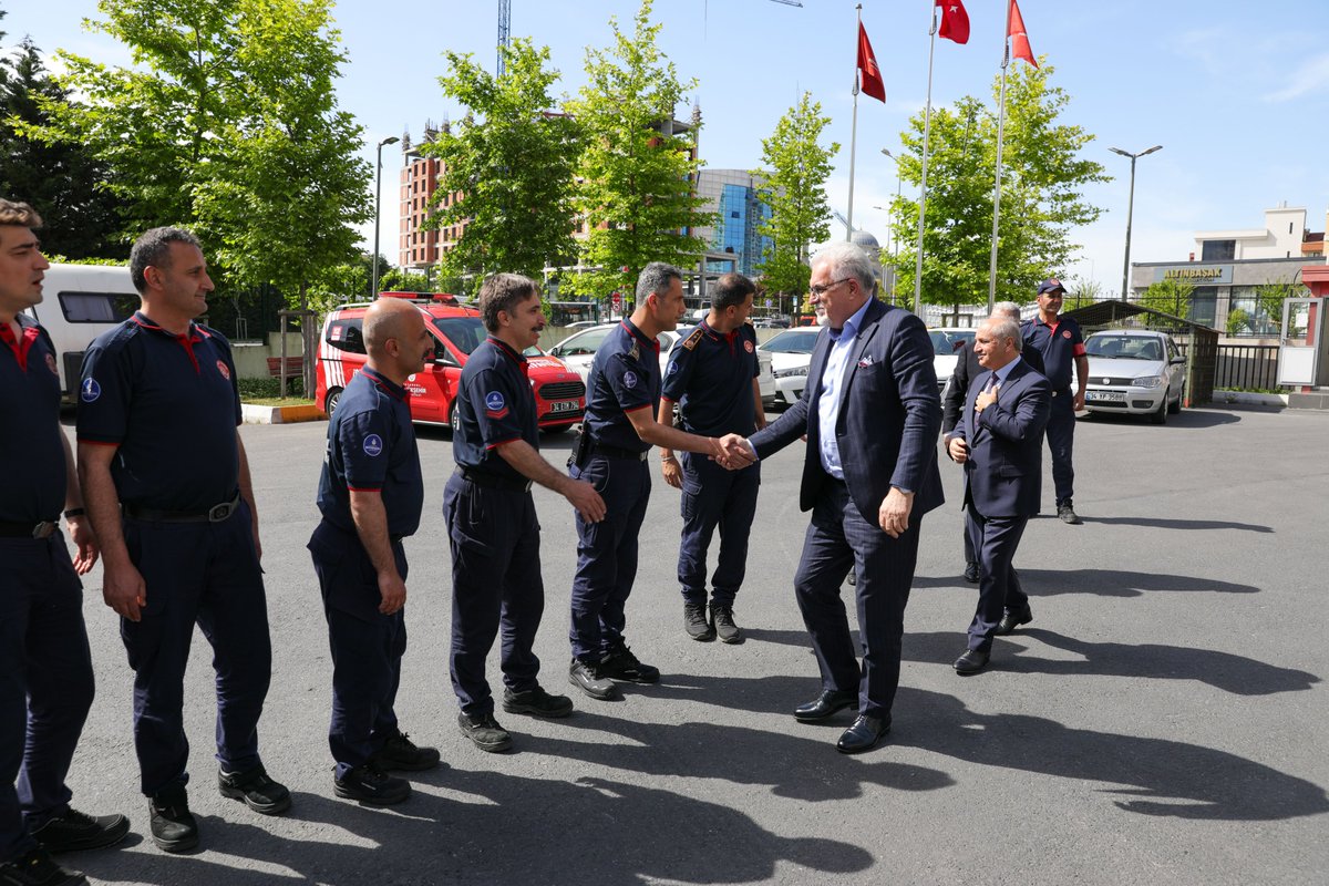 İtfaiye Daire Başkanımız Remzi Albayrak, Fatih, Zeytinburnu ve Mahmutbey İtfaiye İstasyonlarımız ile Acil Yardım ve Cankurtarma Müdürlüğümüzü ziyaret etti.

Acil Yardım ve Cankurtarma Müdürlüğümüzdeki incelemelere, İBB Genel Sekreter Yardımcımız Erdal Celal Aksoy da katılarak