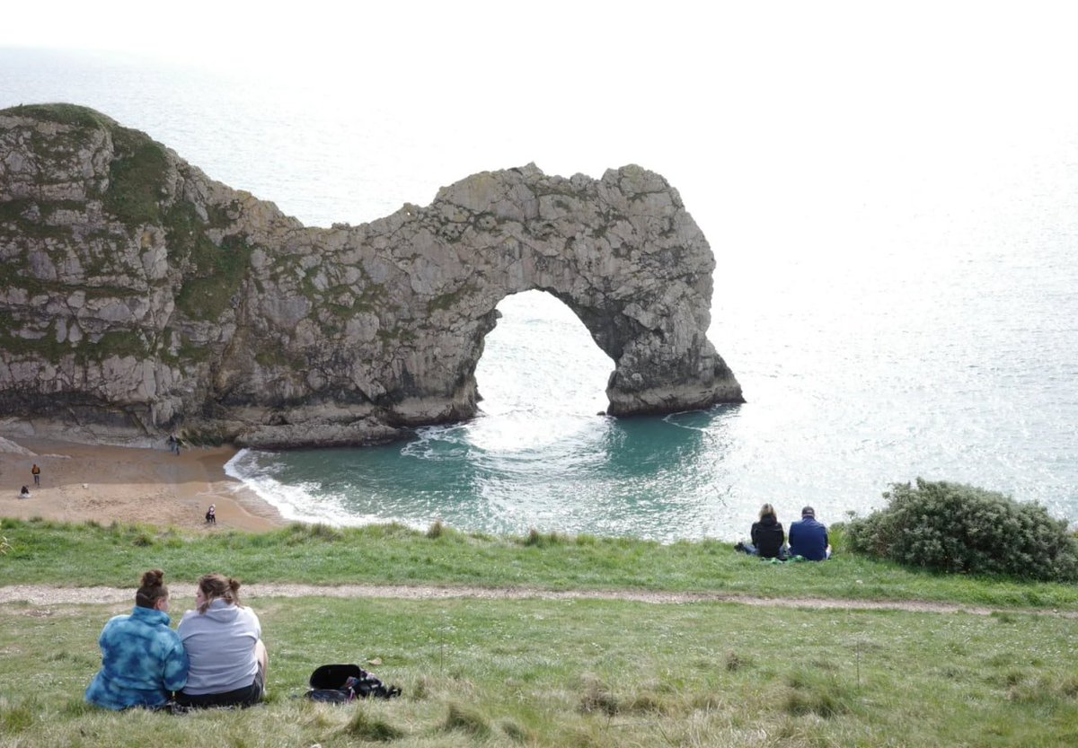 ElsaJim8's tweet image. The beautiful Jurassic Coast in the UK 🌊, Last weekend hiking with friends, this is very interested and beautiful place for enjoyment, so many people enjoy with beautiful vibes there😊