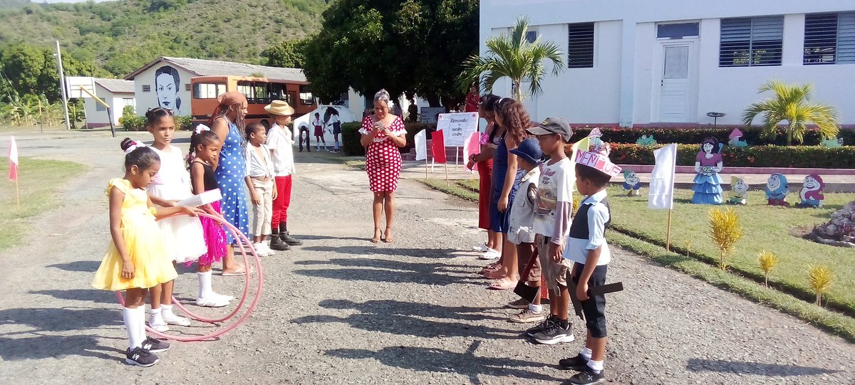 MaritzaDelrio65's tweet photo. Hermoso encuentro en el centro de Enseñanza Especial "Celia Sánchez" 📚, durante el chequeo de los centros internos.Dertiche de alegría y cultura del detalle en cada actividad complementaria presentada. Felicidades 
@dmeguama 
@dpestgo 
@CubaMined https://t.co/RLfIwypdb6