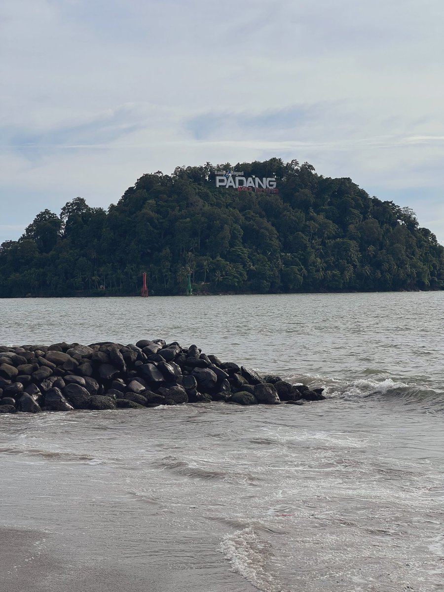 dsuperboy's tweet photo. Aku banyak marahnya pada kota ini tapi cintaku selalu lebih besar. Aku banyak kecewanya pada kota ini tapi sayangku selalu lebih besar. Aku merasa hubunganku dan kota ini adalah hubungan candu yang beracun. Pelan-pelan mungkin mengikis diriku namun membuatku sekaligus makin kebal.