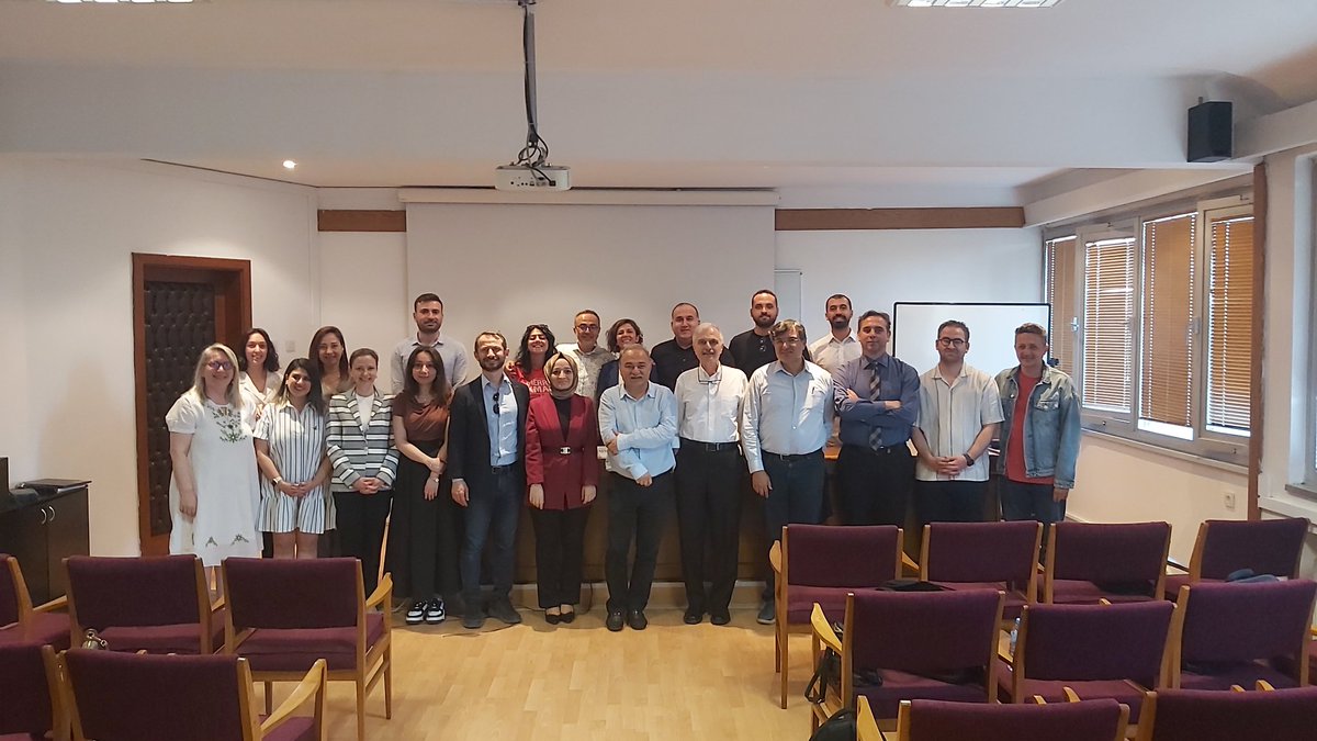 Yoğun ve derin akademik tartışma sonucunda gerçekleştirdiğimiz aile fotoğrafımız. Yarın, ikinci günümüzde görüşmek dileğiyle.