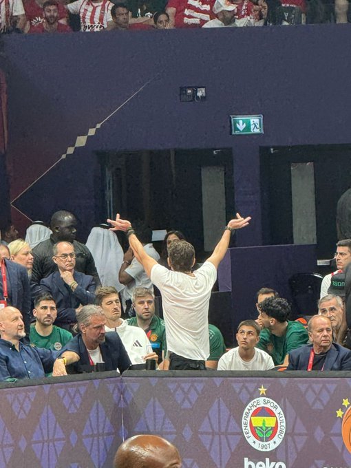 💥 Things getting heated between Dimitris Giannakopoulos and Olympiakos fans...