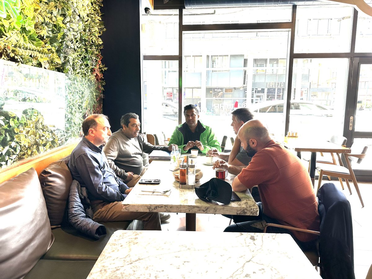 <a href="/Hartv00rDenHaag/">Hart voor Den Haag 💚💛</a> in gesprek met ondernemers rond de #Kempstraat. 
Overlast door afval en aanhoudende parkeerproblemen zijn hier helaas dagelijkse realiteit 👎.

HvDH vindt dat het stadsbestuur éíndelijk met concrete oplossingen moet komen en stelt hierover schriftelijke vragen.