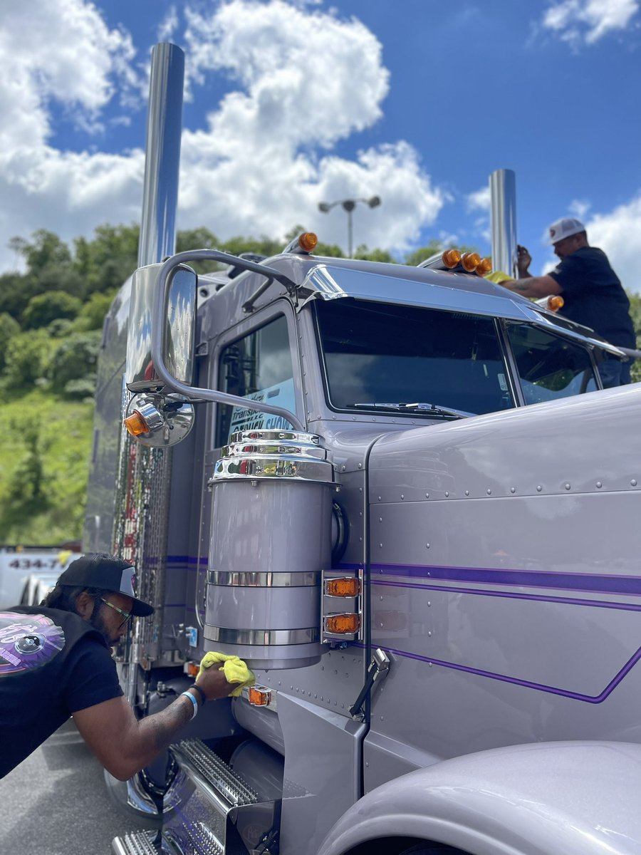 Cleaned up and ready for Large Cars &amp; Guitars🎸 🏁