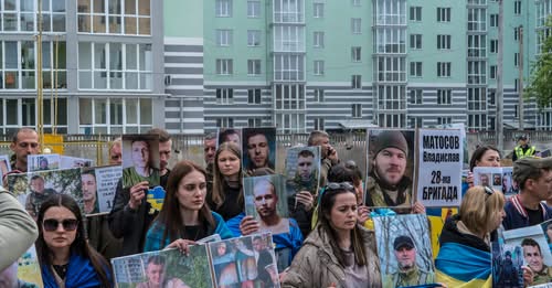 SyzwniMstr's tweet photo. President Trump announced Friday that Ukraine and Russia were conducting a major prisoner exchange after the two warring countries agreed a week ago to swap 1,000 prisoners each as part of cease-fire negotiations. https://t.co/bCSQV2bmcR