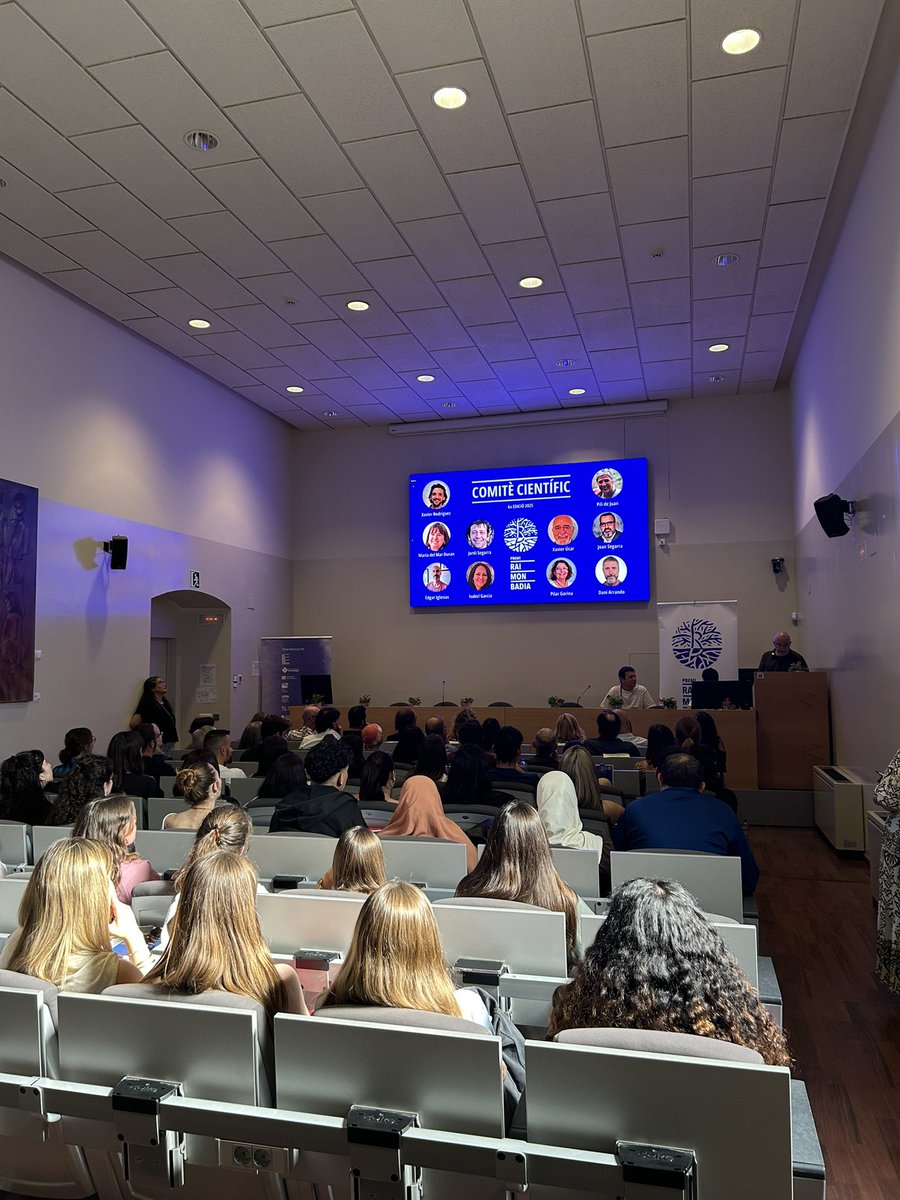 En Xavier Úcar, presenta al comitè científic 🧪📄

#PremiRaimonBadia #ComiteCientific