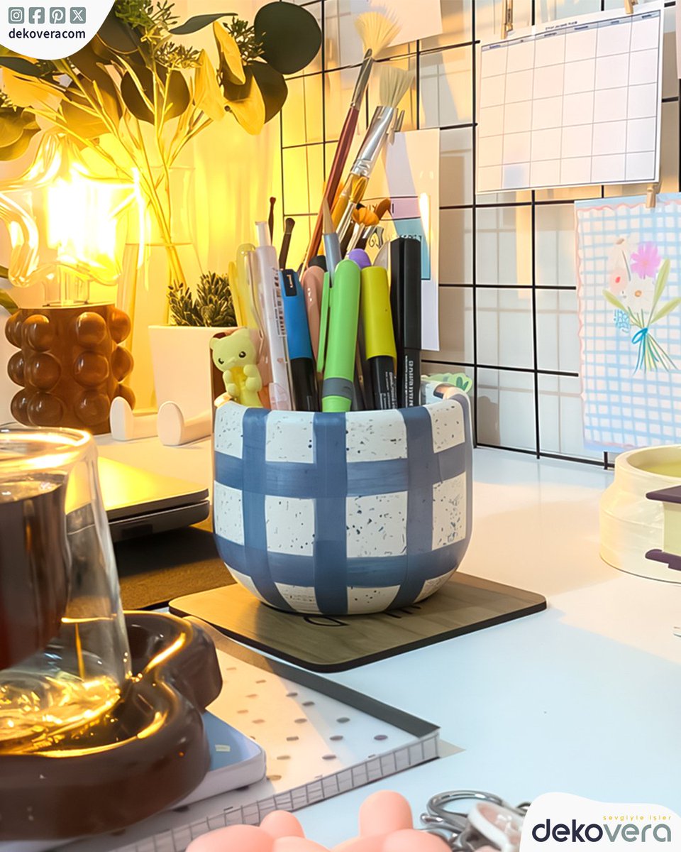dekoveracom's tweet photo. • Pinterest tarzını yansıtan çizgi desenli bu şık parça, hem kalemlik hem de yapay veya kuru çiçekler için dekoratif bir saksı olarak kullanılabilir. 🖊️���

Estetik & pratik detayları bir arada sevenler için tasarlandı. ✨

Kalemlik mi, saksı mı? Sen nasıl kullanmak istersen... 😊

📍 Dekoratif Pinterest Kalemlik
📎 https://t.co/8NHvFUp9yZ
📲 https://t.co/5XNXv6pYW2
🗨️ WhatsApp: +90 546 157 14 15

#dekovera #dekoratifkalemlik #kalemlik #saksı #pinstereststyle #pinterestart #minimaldekor #masaüstüdekor #evdekorasyonu #evhediyesi #ofishediyesi #aydınlatma #dekoratifürünler #sanatsal #handmade #homedecor #rusticlamp #deskdecor #giftideas