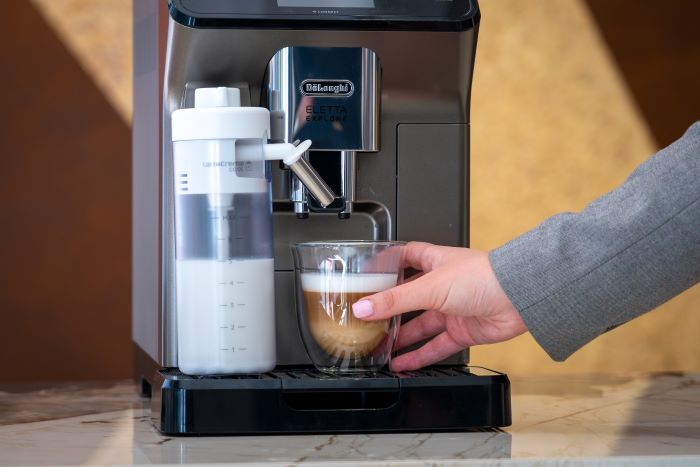 #Cafécore je novi hygge: zašto je aparat za kafu postao srce svakog modernog doma? advertiser-serbia.com/cafecore-je-no…