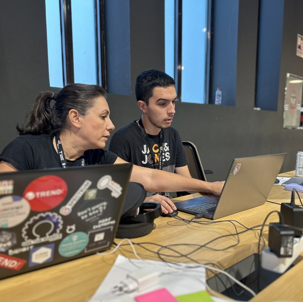 SpaceApps's tweet image. Creating tomorrow’s leaders🤝💡🚀
Every year, skilled and driven individuals come together, ready to rise to the challenge. From Earth to space, the #SpaceApps community applies ingenuity, advances bold ideas, and powers the innovations of tomorrow!