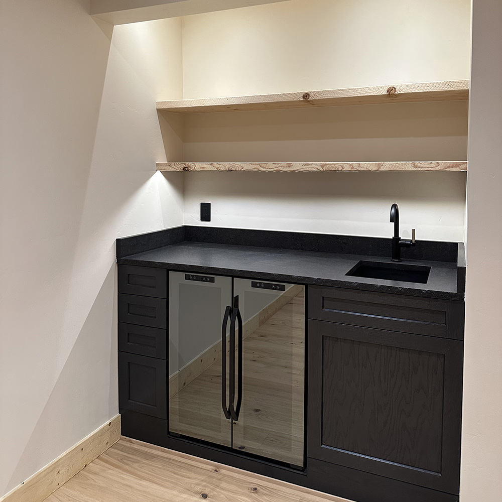 Celebrate Memorial Day weekend in style—create the ultimate drink station with Thomasville cabinetry, perfect for entertaining.

#ThomasvilleCabinetry #KitchenDesign #KitchenInspo #DreamKitchen #ModernKitchen #HomeDecor #KitchenOrganization #KitchenStyle