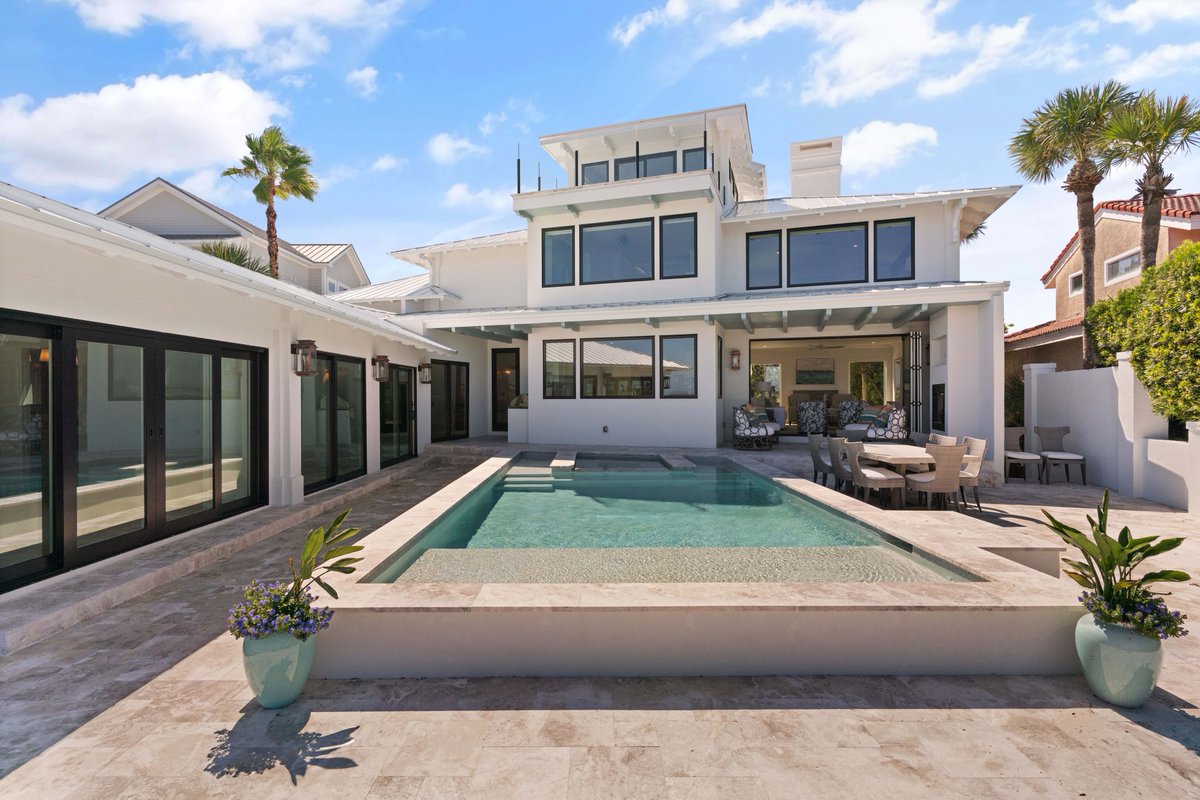 In our Ocean Elements, we chat with Heather Jowers, owner of Rae Lane Interiors, about one of her recent redesigns on East Beach. It's a stunner. Don’t miss it! bit.ly/42ME5BR